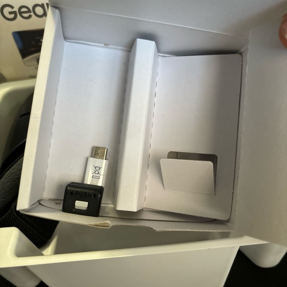 Samsung SM-R323NBKAXAR Gear VR - Brand New (Box opened to check contents only) - Picture 11 of 13